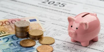 Illustratie van belastingformulieren met financiële symbolen en kalender 2025, de impact van nieuwe belastingregels op vermogen weerspiegelend.